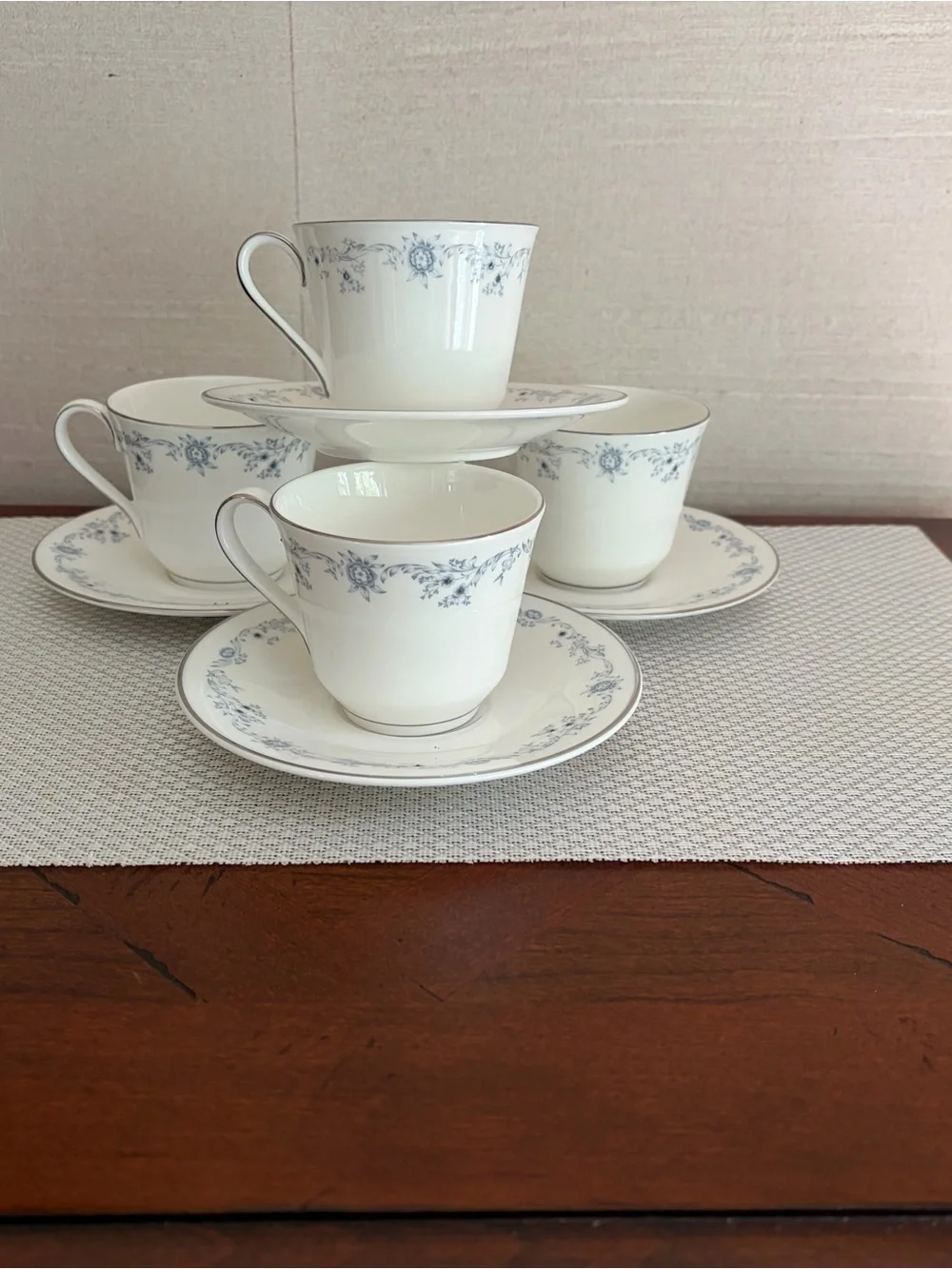 Share Royal Doulton Angelique H4997 - Tea Cup & Saucer Set, Fine Bone China, set